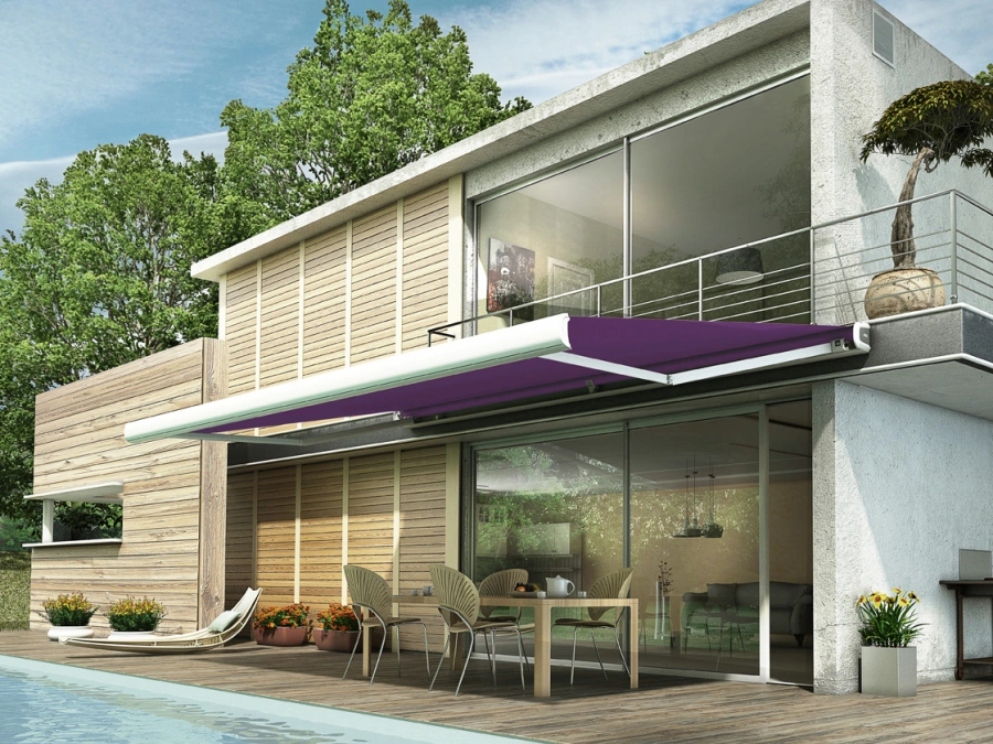 Store banne violet AFC à structure blanche sur terrasse bois et piscine, villa près de Caen.