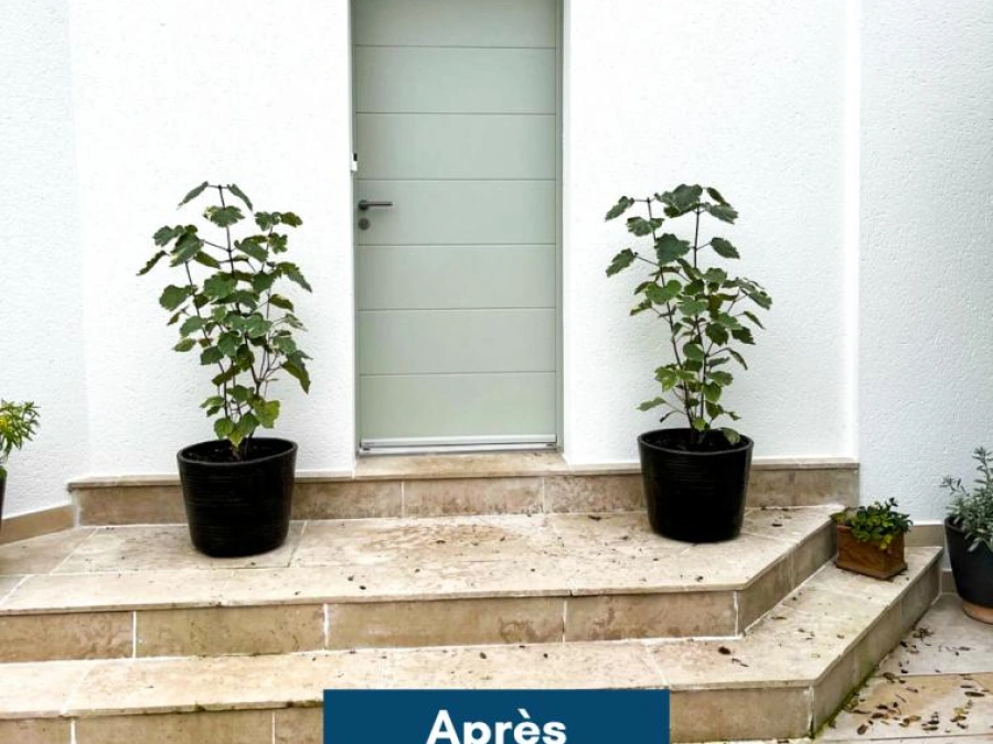 Porte d'entrée Bel'M vert sauge à rainures horizontales après pose AFC, façade crépi près de Caen