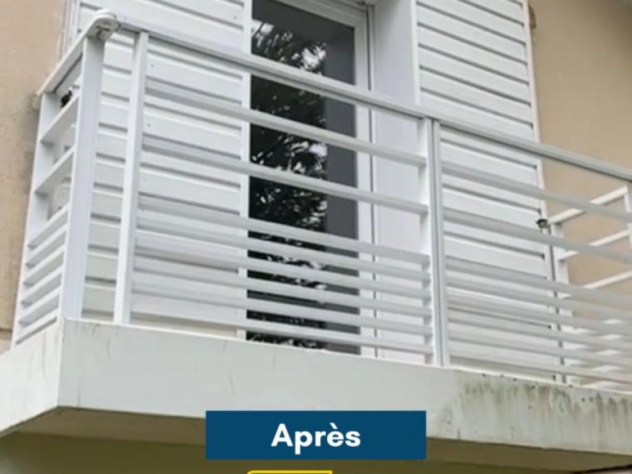 Garde-corps aluminium blanc à lames horizontales sur balcon après rénovation, pose AFC près de Caen