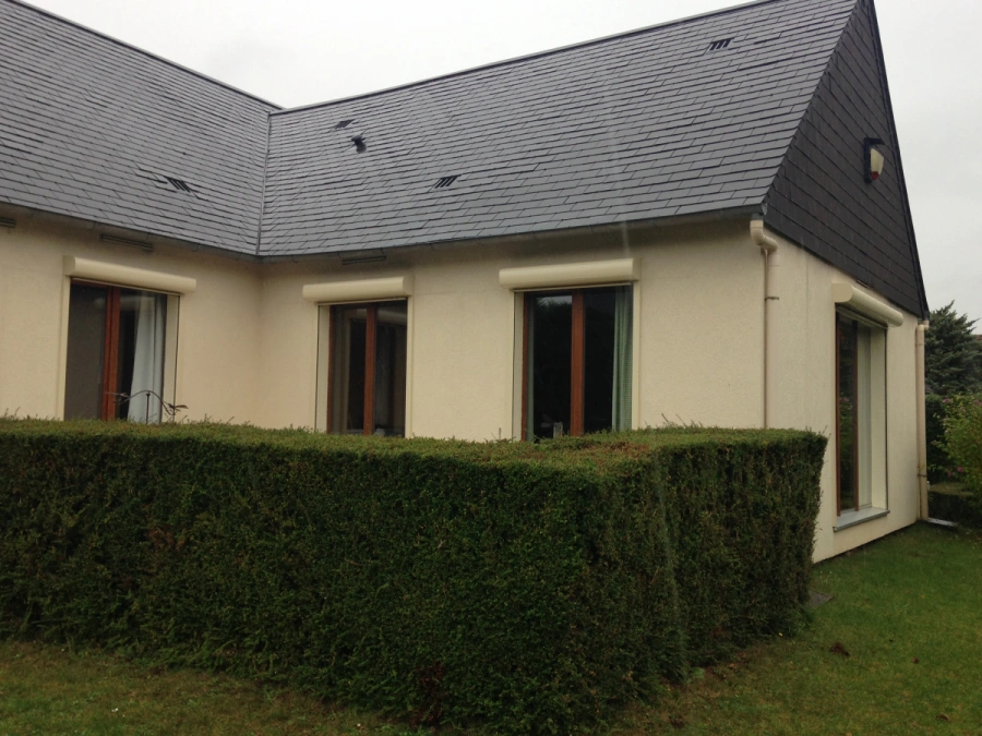 Volets roulants crème sur façade de maison individuelle, caissons visibles, pose AFC Calvados