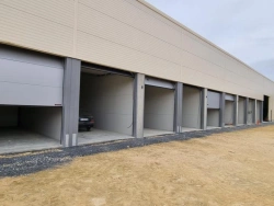 Portes sectionnelles industrielles Hormann sur bâtiment de box, chantier Calvados par AFC