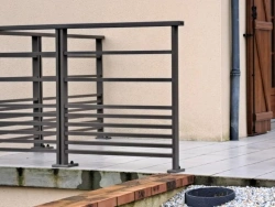 Garde-corps aluminium anthracite à lisses horizontales sur terrasse carrelée, maison en Normandie