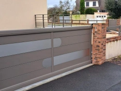 Ensemble portail coulissant, clôture et portillon aluminium taupe sur entrée de maison dans le Calvados